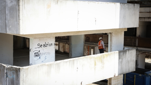 Vela celeste di Scampia secondigliano il giorno dopo il crollo del solaio - Vela celeste di Scampia secondigliano il giorno dopo il crollo del solaio - fotografo: sa