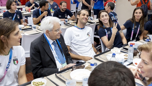 Parigi - Il Presidente della Repubblica Sergio Mattarella in occasione della visita al Villaggio Olimpico e dell'incontro con la delegazione italiana,  oggi 25 luglio 2024.
(Foto Ufficio Stampa per la Stampa e la Comunicazione della Presidenza della Repubblica)