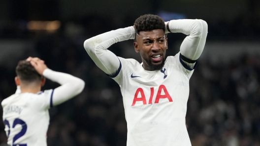 Emerson Royal and Tottenham's Brennan Johnson, left, react after a missed chance to score during the English Premier League soccer match between Tottenham Hotspur and Aston Villa at the Tottenham Hotspur stadium in London, Sunday, Nov. 26, 2023. (AP Photo/Kirsty Wigglesworth)