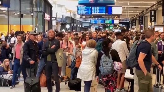 (LaPresse) Caos sulle linee ferroviarie francesi nel giorno dell'apertura delle Olimpiadi di Parigi. Almeno 800mila passeggeri sono rimasti colpiti dai disservizi che, secondo la Sncf – la società nazionale francese delle ferrovie – sarebbero di natura dolosa. La Sncf ha infatti parlato di "diversi atti dolosi simultanei" che hanno interessato le zone "Atlantique, Nord ed Est". A Parigi la situazione è particolarmente grave alla stazione di Montparnasse, dove tutti i treni ad alta velocità sono rimasti sulla banchina a causa di un atto vandalico avvenuto a Courtalain. "L'attacco massiccio" alle linee ferroviarie francesi è "un attacco alla Francia", ha dichiarato il direttore generale della Sncf Jean-Pierre Farandou. "Siamo assolutamente dispiaciuti di non poter far circolare i treni attesi dai francesi", ha aggiunto assicurando che la Sncf metterà in atto numerosi mezzi per sostenere i viaggiatori e risolvere i disagi "il più rapidamente possibile".