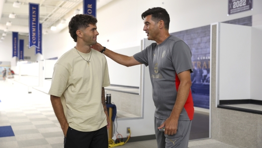 BASKING RIDGE, NEW JERSEY - JULY 26: Christian Pulisic (L) of AC Milan and Paulo Fonseca Head coach of AC Milan looks on during an AC Milan Training Session at Pingry School on July 26, 2024 in Basking Ridge, New Jersey.  (Photo by Giuseppe Cottini/AC Milan via Getty Images)