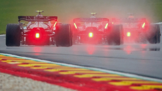 epa11499865 Mercedes driver Lewis Hamilton of Britain (L), Williams driver Logan Sargeant of USA (C) and Red Bull Racing driver Max Verstappen of Netherlands in action during the Qualifying for the Formula One Belgian Grand Prix, in Stavelot, Belgium, 27 July 2024. The Formula 1 Belgian Grand Prix is held on the Circuit de Spa-Francorchamps racetrack on 28 July 2024.  EPA/OLIVIER MATTHYS