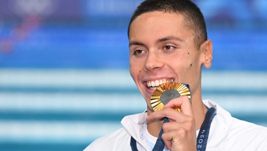 Romania's David Popovici poses with his medal after podium of the men's 200m freestyle swimming event during the Paris 2024 Olympic Games at the Paris La Defense Arena in Nanterre, west of Paris, on July 29, 2024. (Photo by Jonathan NACKSTRAND / AFP)