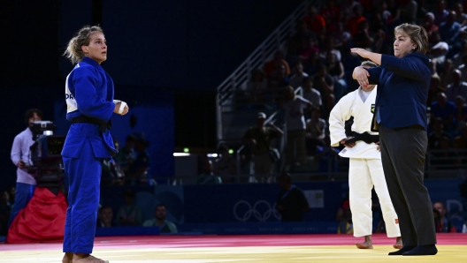 La  judoka azzurra, Odette Giuffrida, con l'arbitro della Romania Rou Babiuc  che ha diretto alle Olimpiadi  in svolgimento a Parigi semifinale e finale terzo posto, 28 luglio 2024./// Italian judoka Odette Giuffrida with Romanian referee Rou Babiuc who officiated the semi-final and third place final at the Olympic Games taking place in Paris, France, 28 July 2024.  ANSA / CIRO FUSCO