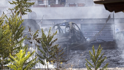 Vigili del fuoco, carabinieri e polizia in via Teulada, area in cui si sono sviluppate le fiamme, Roma, 31 luglio 2024. "Le fiamme erano già alte dal primo pomeriggio, abbiamo visto la colonna di fumo, nera e densa, e poi udito delle esplosioni. Abbiamo avuto paura e siamo scesi in strada", questo il racconto di alcuni abitanti di Monte Mario scesi in strada per paura del grande rogo che sta bruciando la collina e minacciando le case. ANSA/ MASSIMO PERCOSSI