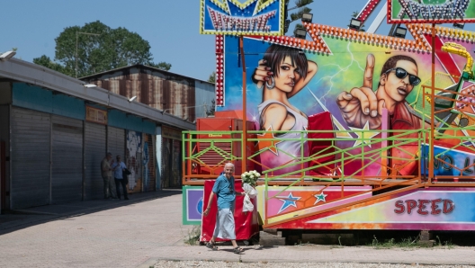 Suor Geneviève porta un mazzo di fiori per accogliere Papa Francesco, arrivato a Ostia per incontrare i lavoratori del Summer Park Festival, tra lo stupore di tutti, Roma, 31 luglio 2024. /// Sister Geneviève, the nun friend of  Pope Francis who has been involved for decades in the pastoral care of fairground workers, brings a bouquet of flowers to welcome rhe Pontiff, who arrived in Ostia to meet the workers of the Summer Park Festival, Rome, Italy, 31 July 2024. Pope Francis made a surprise visit to the Ostia Summer Park, a new festival near Rome. The pontiff said he visited the event to meet with the park's workers. The festival, which is free, was set up in Ostia's Piazza della Stazione Vecchia. ANSA/EMANUELE VALERI