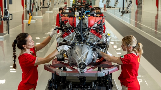 "Abbiamo investito 200 milioni di euro nell'e-building a Maranello". Lo ha detto l'amministratore delegato della Ferrari, Benedetto Vigna, all'inaugurazione del nuovo impianto produttivo. "I fondi li avevamo, non abbiamo usato i proventi del bond da 500 milioni lanciato di recente", aggiunge il direttore finanziario Antonio Picca Piccon. Nell'e-building saranno prodotte dal prossimo anno la Purosangue e la Sf90 Stradale, dal 2026 la prima auto elettrica che verrà presentata a fine 2025. "Non vogliamo aumentare la capacità produttiva, ma avere più flessibilità per fare personalizzazioni per i clienti", ha spiegato Vigna, Maranello (MO) 21 giugno 2024 ANSA / Ferrari Press Office