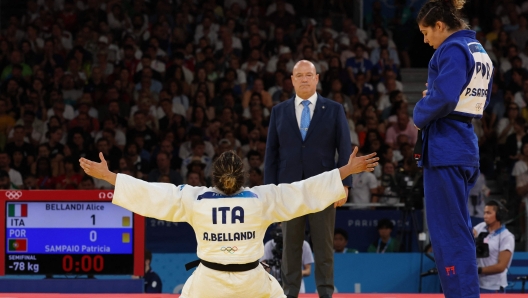 Italy's Alice Bellandi reacts after beating Portugal's Patricia Sampaio (Blue) in the judo women's -78kg semi-final bout of the Paris 2024 Olympic Games at the Champ-de-Mars Arena, in Paris on August 1, 2024. (Photo by Jack GUEZ / AFP)