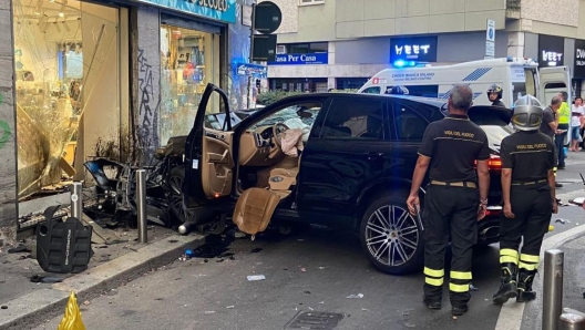 I Vigili del fuoco sulla luogo del gravissimo incidente stradale accaduto intorno alle 20.15 in pieno centro a Milano ,all'incrocio tra via Sarpi e via Aleardi. Una coppia di coniugi cinesi, di 58 e 66 anni, sono ricoverati in ospedale in gravissime condizioni, dopo essersi schiantati a bordo di un suv contro un pilastro che divide due negozi, nella Chinatown della città, Milano, 1 agosto 2024 ANSA / Vigili del fuoco ANSA PROVIDES ACCESS TO THIS HANDOUT PHOTO TO BE USED SOLELY TO ILLUSTRATE NEWS REPORTING OR COMMENTARY ON THE FACTS OR EVENTS DEPICTED IN THIS IMAGE; NO ARCHIVING; NO LICENSING NPK