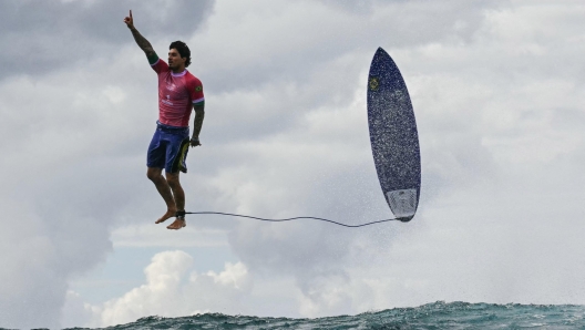 TOPSHOT - Brazil's Gabriel Medina reacts after getting a large wave in the 5th heat of the men's surfing round 3, during the Paris 2024 Olympic Games, in Teahupo'o, on the French Polynesian Island of Tahiti, on July 29, 2024. (Photo by Jerome BROUILLET / AFP) / ALTERNATE CROP