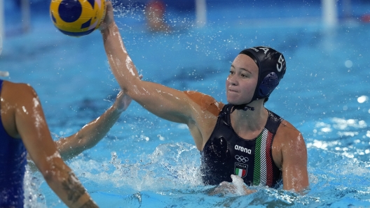 Italy's Sofia Giustini makes an attempt to score during a women's water polo Group B preliminary match between Greece and Italy, at the 2024 Summer Olympics, Friday, Aug. 2, 2024, in Saint-Denis, France. (AP Photo/Luca Bruno)