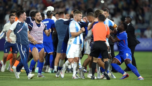 BORDEAUX, FRANCE - AUGUST 02: Lucas Beltran #18 of Team Argentina and players of Team France clash after the Men's Quarterfinal match between France and Argentina during the Olympic Games Paris 2024 at Nouveau Stade de Bordeaux on August 02, 2024 in Bordeaux, France. (Photo by Juan Manuel Serrano Arce/Getty Images)