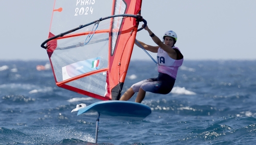 epa11521611 Marta Maggetti of Italy competes in the Women Windsurfing semifinals of the Sailing competitions in the Paris 2024 Olympic Games, at the Marseille Marina in Marseille, France, 03 August 2024.  EPA/SEBASTIEN NOGIER