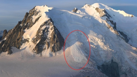 Una immagine relativa al crollo di un seracco avvenuto sul versante francese del massiccio del Monte Bianco, 5 agosto 2024. ANSA/ montblancnaturalresort.com +++ATTENZIONE LA FOTO NON PUO' ESSERE PUBBLICATA O RIPRODOTTA SENZA L'AUTORIZZAZIONE DELLA FONTE DI ORIGINE CUI SI RINVIA+++ NPK++