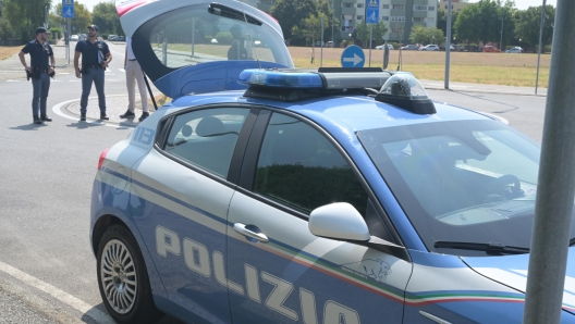 I rilievi della polizia nel punto in cui sono state trovate due ragazze trovate in strada poco prima delle due a Pavia: una diciottenne priva di vita e una diciassettenne in arresto cardiaco che, rianimata,  stata portata al San Matteo, dove le sue condizioni paiono in miglioramento, 5 agosto 2024.  ANSA/ PAOLO TORRES