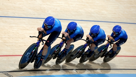 PARIS, FRANCE - AUGUST 06: Letizia Paternoster, Chiara Consonni, Martina Fidanza and Vittoria Guazzini of Team Italy compete during the Women's Team Pursuit Qualifying on day eleven of the Olympic Games Paris 2024 at Saint-Quentin-en-Yvelines Velodrome on August 06, 2024 in Paris, France. (Photo by Tim de Waele/Getty Images)