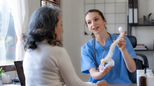 Osteoporosi: tra i fattori di rischio anche l'inquinamento dell'aria