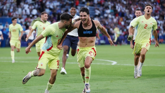 PARIS, FRANCE - AUGUST 09: Sergio Camello #21 of Team Spain celebrates scoring his team's fifth goal during the Men's Gold Medal match between France and Spain during the Olympic Games Paris 2024 at Parc des Princes on August 09, 2024 in Paris, France. (Photo by Justin Setterfield/Getty Images)