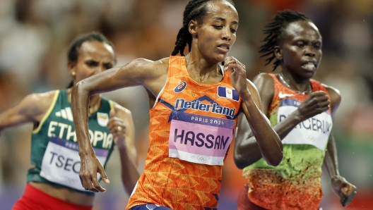 epa11541093 Sifan Hassan of the Netherlands competes in the Women 10000m final of the Athletics competitions in the Paris 2024 Olympic Games, at the Stade de France stadium in Saint Denis, France, 09 August 2024.  EPA/FRANCK ROBICHON