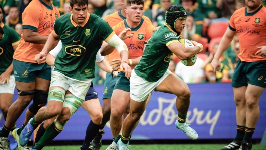 South Africa's Cheslin Kolbe splits Australias defence to score during the Rugby Championship match between Australia and South Africa at Suncorp Stadium in Brisbane on August 10, 2024. (Photo by Patrick HAMILTON / AFP) / -- IMAGE RESTRICTED TO EDITORIAL USE - STRICTLY NO COMMERCIAL USE --