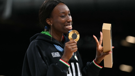 Gold medallist Italy's #18 Paola Ogechi Egonu poses with her medal during the award ceremony for the women's volleyball follwing the gold medal match between USA and Italy at the South Paris Arena 1 in Paris during the Paris 2024 Olympic Games on August 11, 2024. (Photo by Patricia DE MELO MOREIRA / AFP)