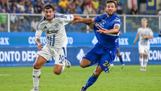 Sampdoria's Bartosz Bereszynski fights with Como?s Patrick Cutrone during the Italian Cup soccer match between Sampdoria and Como at Genova's Luigi Ferraris Stadium, Sunday, August 11, 2024. (Tano Pecoraro/LaPresse)