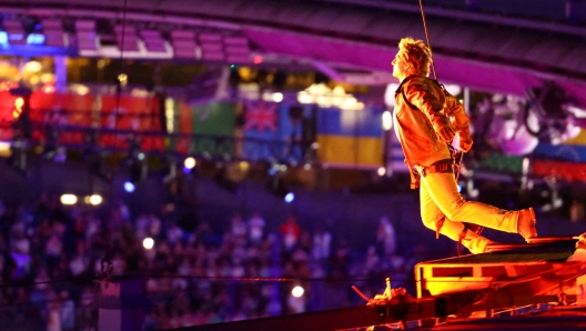 PARIS, FRANCE - AUGUST 11: Actor Tom Cruise jumps from the roof of the Stade de France during the Closing Ceremony of the Olympic Games Paris 2024  at Stade de France on August 11, 2024 in Paris, France. (Photo by Fabrizio Bensch- Pool/Getty Images)