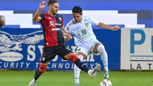 Cagliari's midfielder Paulo Azzi suffers a contrast during the Italian Cup soccer match between Cagliari Calcio and Carrarese at the Unipol Domus in Cagliari, Sardinia -  Monday, 12 August 2024. Sport - Soccer (Photo by Gianluca Zuddas/Lapresse)