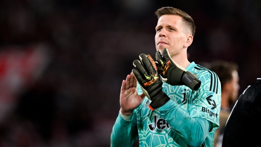 FREIBURG IM BREISGAU, GERMANY - MARCH 16: Juventus goalkeeper Wojciech Szczesny greets the fans and celebrates the victory after the UEFA Europa League round of 16 leg two match between Sport-Club Freiburg and Juventus at Europa-Park Stadion on March 16, 2023 in Freiburg in Breisgau, Germany. (Photo by Daniele Badolato - Juventus FC/Juventus FC via Getty Images)