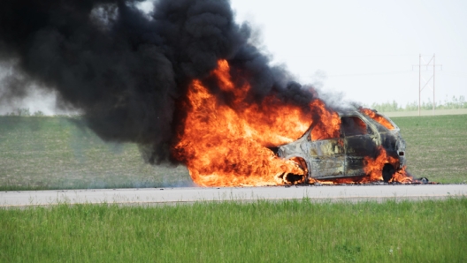 incendio auto fiamme auto