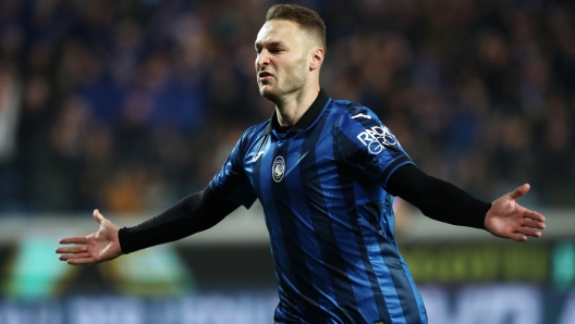 BERGAMO, ITALY - APRIL 24: Teun Koopmeiners of Atalanta BC celebrates scoring his team's first goal during the Coppa Italia Semi-final second leg match between  Atalanta and ACF Fiorentina at Stadio Atleti Azzurri d'Italia on April 24, 2024 in Bergamo, Italy. (Photo by Marco Luzzani/Getty Images)