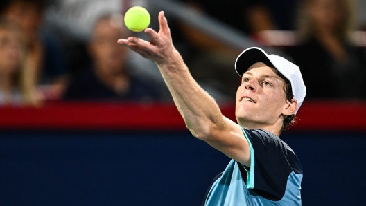 MONTREAL, CANADA - AUGUST 10: Jannik Sinner of Italy serves against Andrey Rublev in the Men's Singles quarterfinals round match during Day Five of the ATP Masters 1000 National Bank Open at Stade IGA on August 10, 2024 in Montreal, Canada.   Minas Panagiotakis/Getty Images/AFP (Photo by Minas Panagiotakis / GETTY IMAGES NORTH AMERICA / Getty Images via AFP)