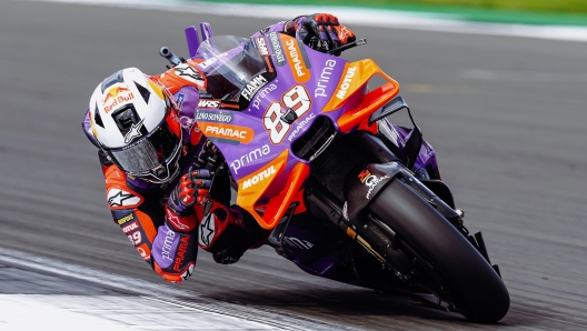 epa11521810 Spain's Jorge Martin of Prima Pramac Racing in action during the MotoGP Qualifying session at the Motorcycling Grand Prix of Great Britain at the Silverstone race track, Britain, 03 August 2024.  EPA/TIM KEETON