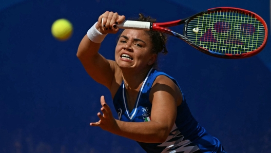 Italy's Jasmine Paolini returns to Slovakia's Anna Karolina Schmiedlova during their women's singles third round tennis match on Court Suzanne-Lenglen at the Roland-Garros Stadium during the Paris 2024 Olympic Games, in Paris on July 30, 2024. (Photo by MARTIN BERNETTI / AFP)