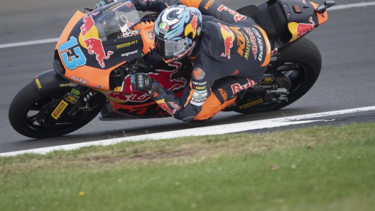 NORTHAMPTON, ENGLAND - AUGUST 03: Celestino Vietti Ramus of Italy and Red Bull KTM Ajo rounds the bend during the Moto2 qualifying practice during the MotoGP Of Great Britain - Qualifying at Silverstone Circuit on August 03, 2024 in Northampton, England. (Photo by Mirco Lazzari gp/Getty Images)