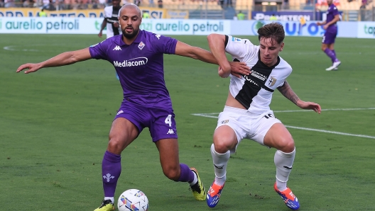 PARMA, ITALY - AUGUST 17: Sofyan Abrabat of Fiorentina competes for the ball with Adrián Bernabé of Parma calcio during the Serie A match between Parma Calcio and Fiorentina at Stadio Ennio Tardini on August 17, 2024 in Parma, Italy. (Photo by Alessandro Sabattini/Getty Images)