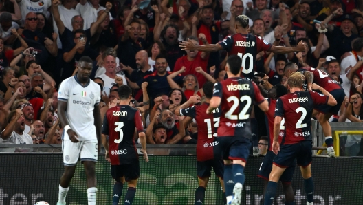 Genoas Brazilian forward #10 Messias (C-UP) celebrates with teammates after scoring his team's second goal during the Italian Serie A football match between Genoa and Inter Milan at the Luigi Ferraris Stadium in Genoa, on August 17, 2024. (Photo by MARCO BERTORELLO / AFP)