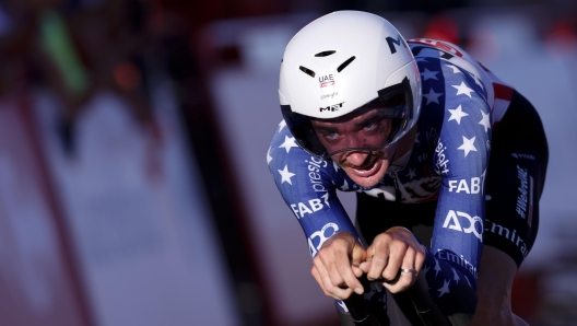 epa11553326 US rider Brandon McNulty of UAE Team Emirates in action during the first stage of the La Vuelta a Espana cycling race, an individual time trial over 12km from Lisbon to Oeiras, Portugal, 17 August 2024.  EPA/Javier Lizon