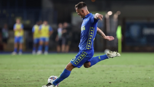 Empoli's defender Giuseppe Pezzella in action during the Serie A soccer match Empoli FC vs AC Monza at Carlo Castellani stadium in Empoli, Italy, 17 August 2024 ANSA/CLAUDIO GIOVANNINI