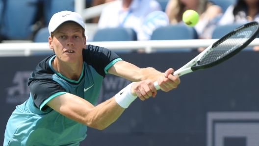 epa11553520 Jannick Sinner of Italy in action against  Andrey Rublev of Russia during the quarter final round of the Cincinnati Open at the Lindner Family Tennis Center in Mason Ohio, USA, 17 August 2024.  EPA/MARK LYONS