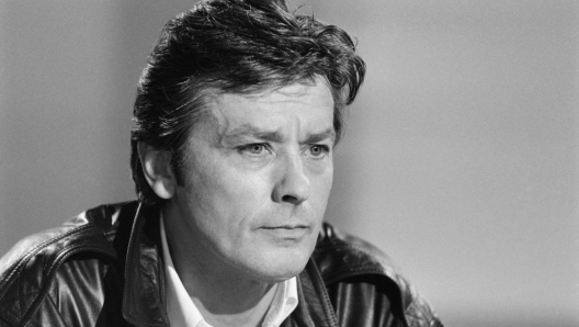 (FILES) French actor Alain Delon (R) attends a TV show on French channel Antenne 2, in Paris, on May 16, 1984. French film legend Alain Delon has died at the age of 88, his three children told AFP in a statement on August 18, 2024, following a battle with ill health. (Photo by GEORGES BENDRIHEM / AFP)