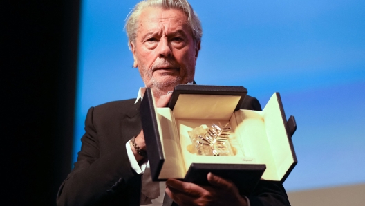 (FILES) French actor Alain Delon poses with the Honorary Palme d'Or he was awarded during the 72nd edition of the Cannes Film Festival in Cannes, southern France, on May 19, 2019. French film legend Alain Delon has died at the age of 88, his three children told AFP in a statement on August 18, 2024, following a battle with ill health. (Photo by Valery HACHE / AFP)