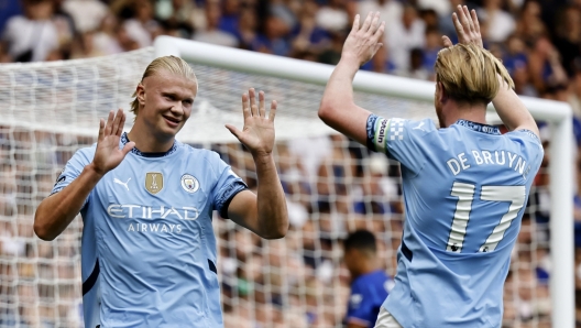 epa11554247 Erling Haaland (L) of Manchester City celebrates with teammate Kevin De Bruyne (R) after scoring the 0-1 lead during the English Premier League match between Chelsea and Manchester City in London, Britain, 18 August 2024.  EPA/TOLGA AKMEN EDITORIAL USE ONLY. No use with unauthorized audio, video, data, fixture lists, club/league logos, 'live' services or NFTs. Online in-match use limited to 120 images, no video emulation. No use in betting, games or single club/league/player publications.