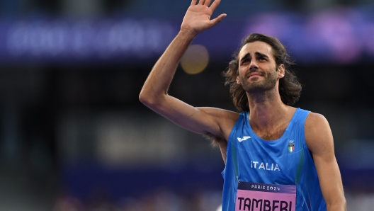 TOPSHOT - Italy's Gianmarco Tamberi reacts as he competes in the men's high jump final of the athletics event at the Paris 2024 Olympic Games at Stade de France in Saint-Denis, north of Paris, on August 10, 2024. (Photo by Ben STANSALL / AFP)