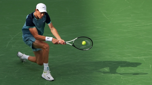 MASON, OHIO - AUGUST 18: Jannik Sinner of Italy plays a backhand during his match against Alexander Zverev of Germany during Day 8 of the Cincinnati Open at the Lindner Family Tennis Center on August 18, 2024 in Mason, Ohio.   Dylan Buell/Getty Images/AFP (Photo by Dylan Buell / GETTY IMAGES NORTH AMERICA / Getty Images via AFP)