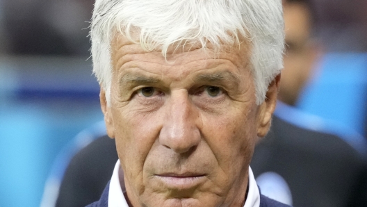 Atalanta's head coach Gian Piero Gasperini stands by the bench before the UEFA Super Cup Final soccer match between Real Madrid and Atalanta at the Narodowy stadium in Warsaw, Poland, Wednesday, Aug. 14, 2024. (AP Photo/Darko Bandic)