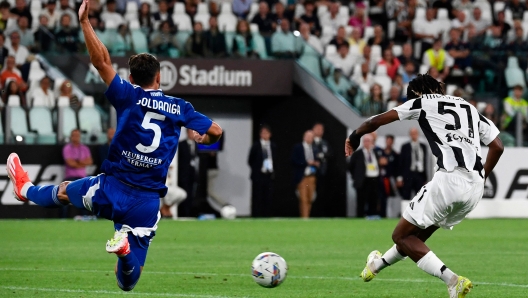 Juventus 'belgian forward #51 Mbangula Tshfunda Samuel (R) shoots and scores his team's first goal during the Italian Serie A football match between Juventus and Como at The Allianz Stadium in Turin on August 19, 2024. (Photo by Isabella BONOTTO / AFP)