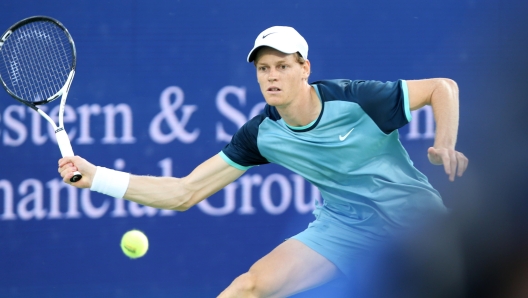 epa11555759 Jannik Sinner of Italy in action against Frances Tiafoe of the United States during the finals of the Cincinnati Open in Mason, Ohio, USA, 19 August 2024.  EPA/MARK LYONS