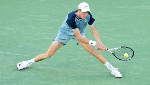 MASON, OHIO - AUGUST 19: Jannik Sinner of Italy plays a backhand during his match against Frances Tiafoe of the United States during the Final Day of the Cincinnati Open at the Lindner Family Tennis Center on August 19, 2024 in Mason, Ohio.   Dylan Buell/Getty Images/AFP (Photo by Dylan Buell / GETTY IMAGES NORTH AMERICA / Getty Images via AFP)