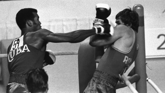 stevenson - Cuba's Teofilo Stevenson uses his long and swift right arm to corner opponent Mircea Simon of Romania during their heavyweight Olympic match Saturday, July 31, 1976, in Montreal.  Stevenson retained his Olympic reputation with a knockout in the third round and won a gold medal. (AP Photo) - Fotografo: ap